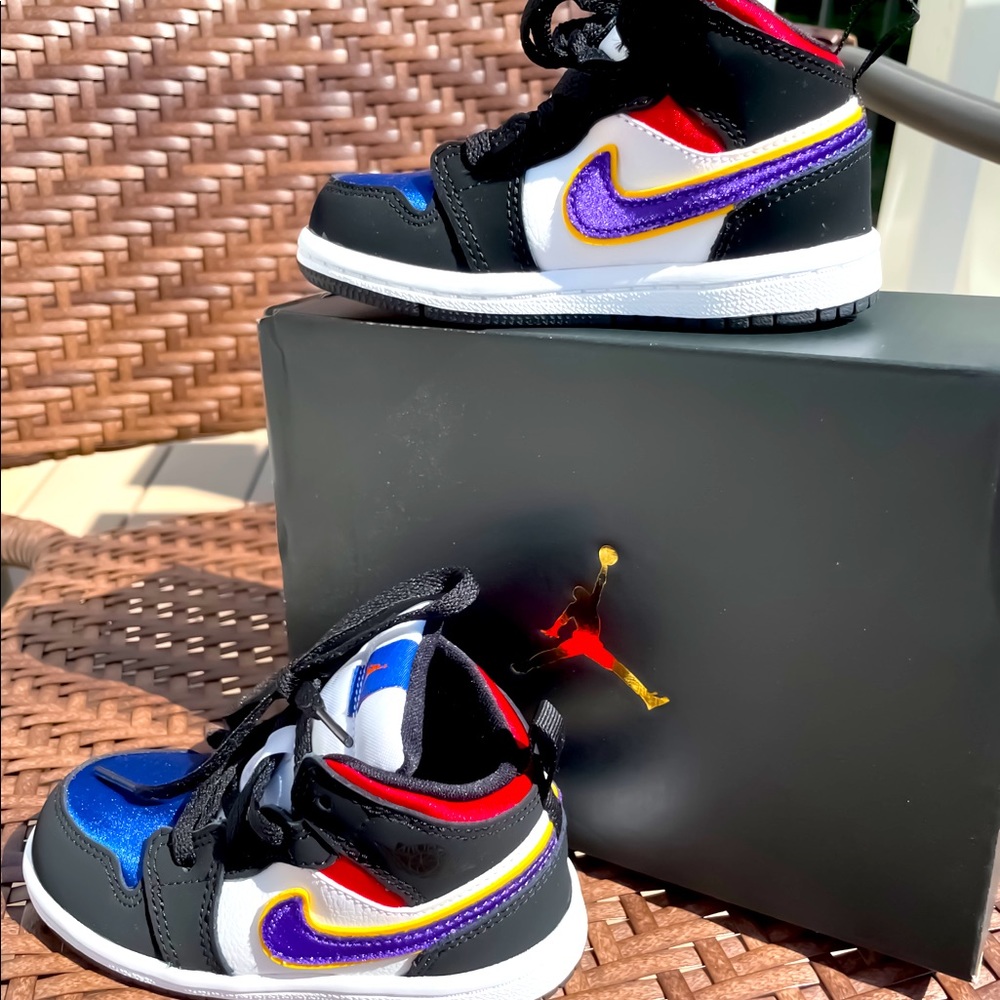 Gently used Jordan’s size 7C. Excellent condition.